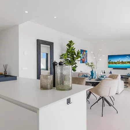 Vivi Homes - Coral With Sea Views & Pool Apartment